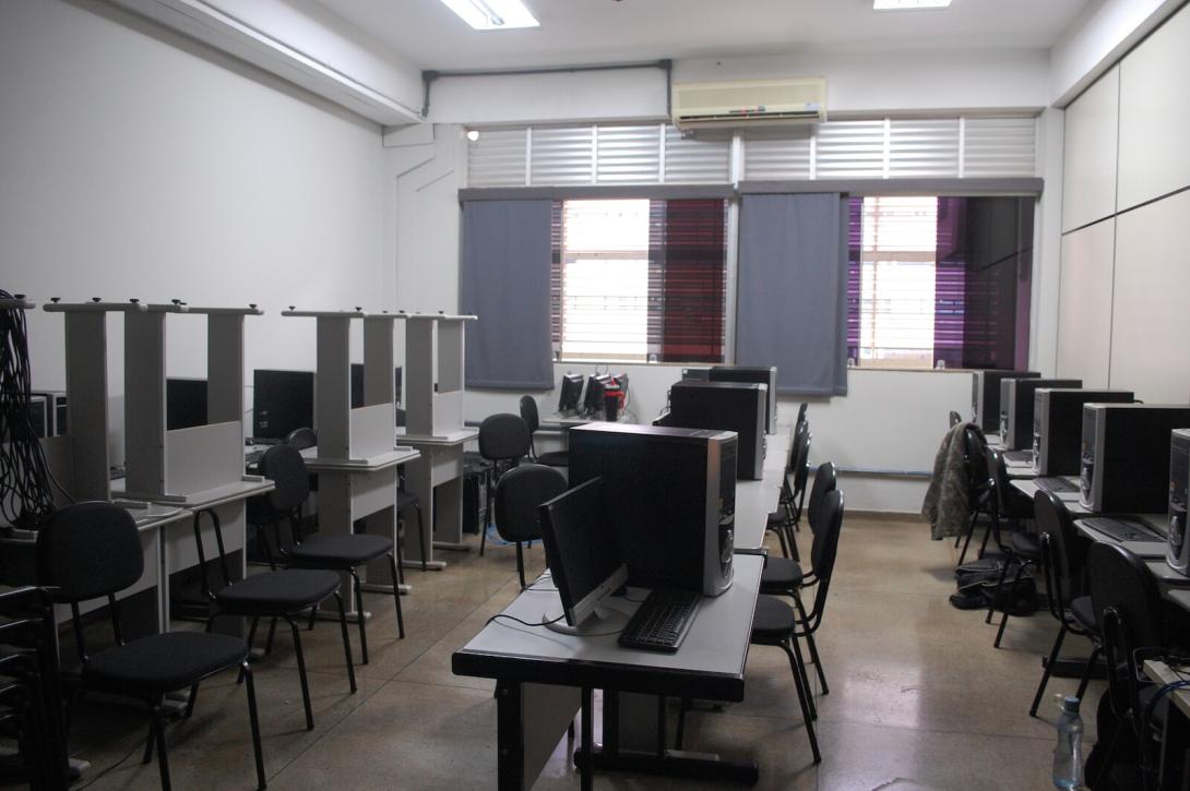 Estado do laboratório antes da chegada das maquinas antigas da sala 324-B